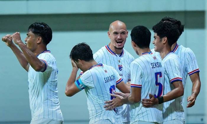 Các cầu thủ đội tuyển Thái Lan ăn mừng trong trận thắng Singapore 3-1 ở lượt đi bán kết ASEAN Cup 2026, trên sân Jalan Besar, Singapore ngày 15/8/2026. Ảnh: Changsuek
