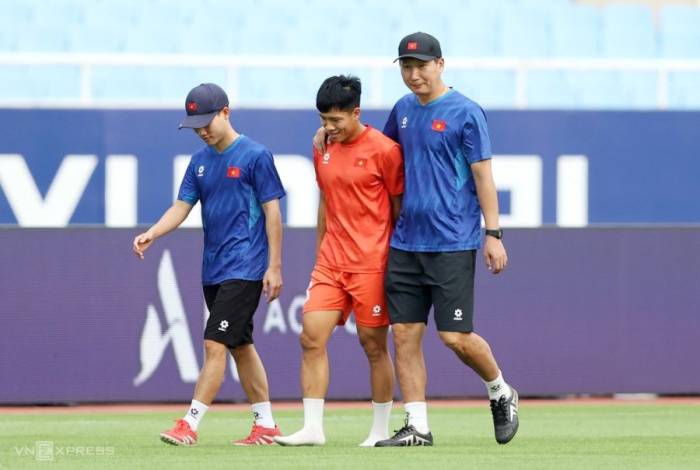 HLV Kim Sang-sik (phải) đi bộ cùng hậu vệ Nguyễn Văn Vĩ đang chấn thương trong buổi tập trên sân Mỹ Đình, Hà Nội chiều 18/8/2026 chuẩn bị cho lượt về bán kết ASEAN Cup 2026 gặp Malaysia. Ảnh: Đức Đồng