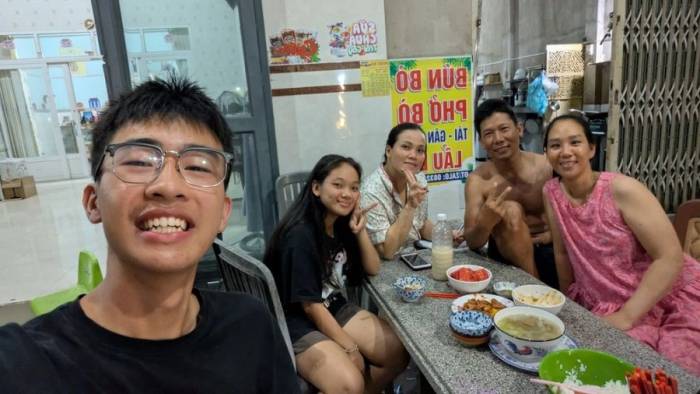 Dũng dùng bữa cùng gia đình ông Hùng ở xã Cà Ná, Khánh Hòa ngày 22/6. Ảnh: NVCC
