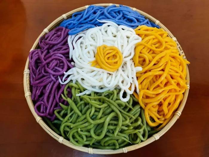 Bánh tằm miền Tây được làm từ bột gạo xay kết hợp màu sắc của lá dứa, hạt dành, lá cẩm. Ảnh: Khương Nha