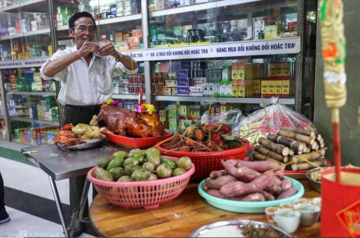 Lễ cúng cô hồn của gia đình người Hoa ở TP HCM, năm 2023. Ảnh: Quỳnh Trần