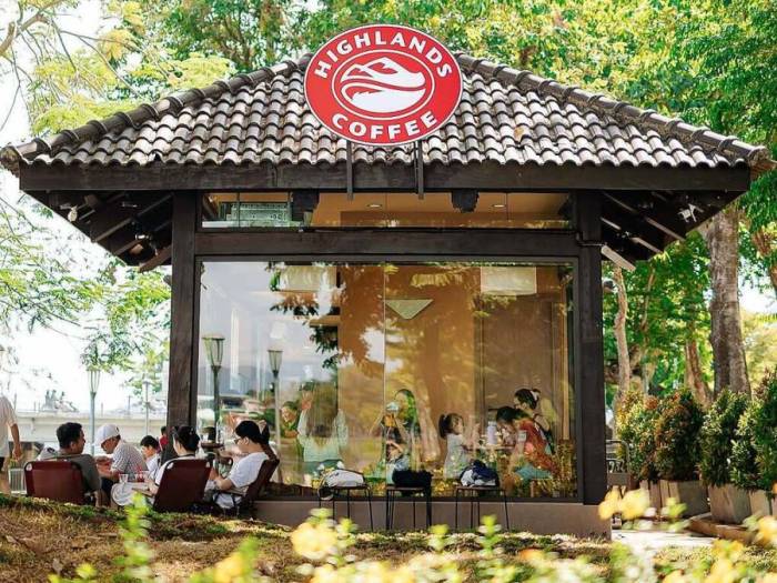 Một cửa hàng của Highlands Coffee tại phường Thuận Hóa (TP Huế). Thời gian gần đây, chuỗi tích cực mở rộng mạng lưới tại các vị trí đắc địa và thử nghiệm nhiều concept mới. Ảnh: Highlands Coffee