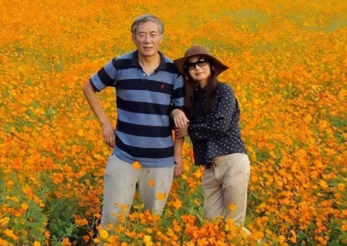 Ông Zhou và vợ ở khu vườn 80 hecta tại Thành Đô, Trung Quốc. Ảnh: CGTN
