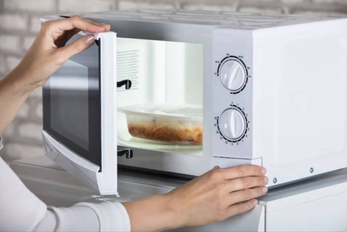 Lò vi sóng rất dễ phát sinh mùi hôi khó chịu và thậm chí trở thành môi trường cho vi khuẩn phát triển. Ảnh minh họa: JakartaPost