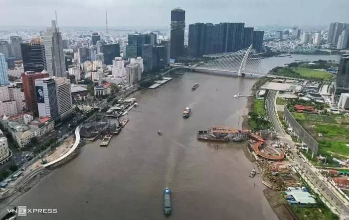 Công trường thi công cầu đi bộ qua sông Sài Gòn ở khu vực bến Bạch Đằng, tháng 7/2026. Ảnh: Quỳnh Trần
