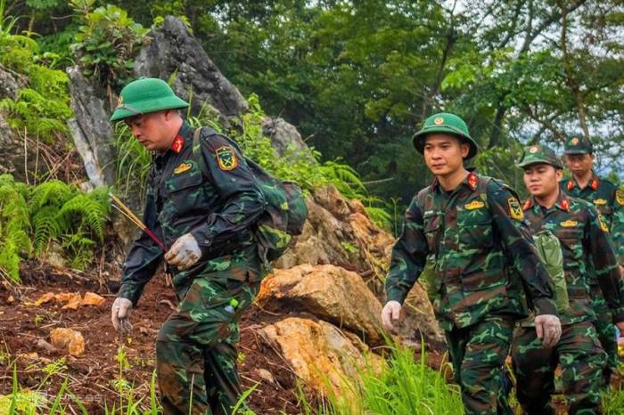 Cán bộ, chiến sĩ thuộc Bộ chỉ huy quân sự tỉnh Tuyên Quang tìm kiếm, quy tập hài cốt liệt sĩ tại Vị Xuyên, tháng 7/2026. Ảnh: Đông Giang