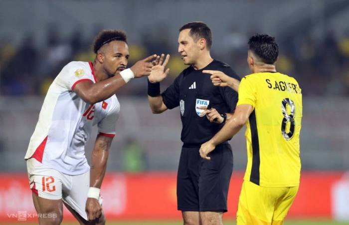 Xuân Son và Sergio Aguero tranh cãi trong trận Việt Nam thắng Malaysia 2-0 ở lượt đi bán kết ASEAN Cup 2026, tối 16/8 trên sân Kuala Lumpur, Malaysia. Ảnh: Đức Đồng