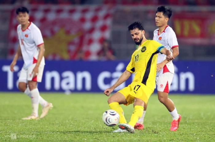 Tiền đạo Malaysia gốc Brazil Paulo Josue (17) thi đấu trong trận Việt Nam thắng Malaysia 2-0 ở lượt đi bán kết ASEAN Cup 2026 trên sân Kuala Lumpur, Malaysia ngày 16/8/2026. Ảnh: Đức Đồng