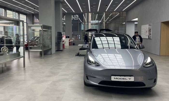 Mẫu Model Y trong một cửa hàng của Tesla ở Hàn Quốc.