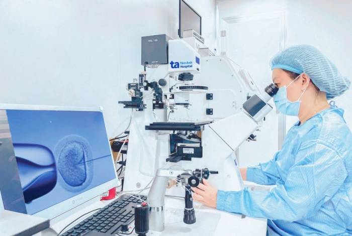 Chuyên viên phôi học thực hiện kỹ thuật tiêm tinh trùng vào bào tương trứng bằng hệ thống kính hiển vi đảo ngược phóng đại gấp 200 lần. Ảnh: Bệnh viện Đa khoa Tâm Anh