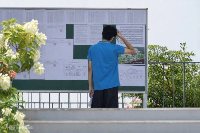 Thí sinh chuyên Tuyên Quang xem số báo danh, phòng thi, chiều 13/8. Ảnh: Thanh Hằng