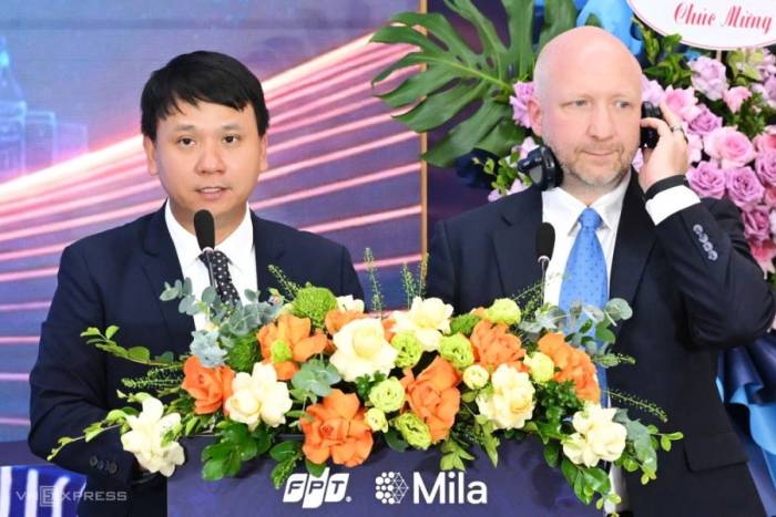 Giám đốc Chuyển đổi AI FPT Nguyễn Xuân Phong (bên trái) cùng ông Frederic Laurin, Giám đốc cấp cao về Hợp tác, Viện AI Mila (bên phải). Ảnh: Trọng Đạt
