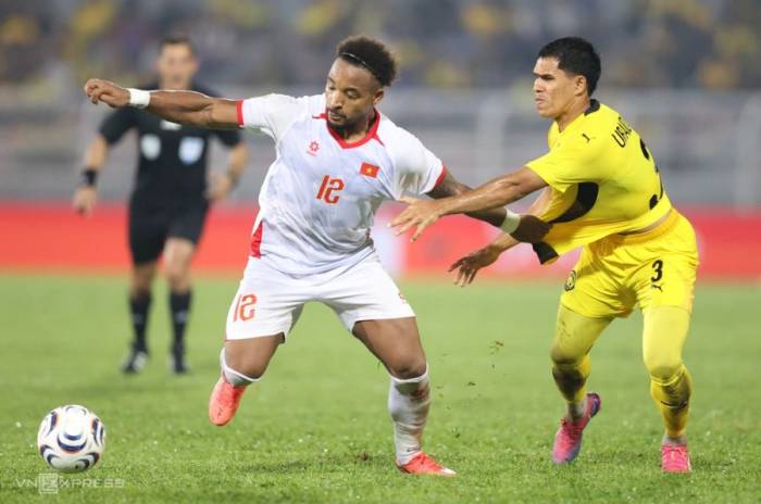 Xuân Son che chắn bóng trong trận Việt Nam thắng Malaysia 2-0 ở lượt đi bán kết ASEAN Cup 2026, tối 16/8 trên sân Kuala Lumpur, Malaysia. Ảnh: Đức Đồng