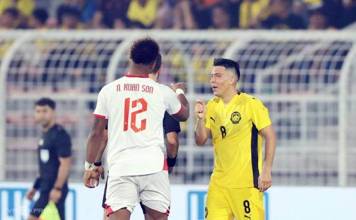 Tiền vệ Malaysia gốc Argentina Sergio Aguero (8) va chạm với tiền đạo Việt Nam gốc Brazil Nguyễn Xuân Son (12) trong trận Việt Nam thắng Malaysia 2-0 ở lượt đi bán kết ASEAN Cup 2026 trên sân Kuala Lumpur, Malaysia ngày 16/8/2026. Ảnh: Đức Đồng