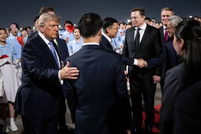 Tỷ phú Elon Musk xuất hiện cùng Tổng thống Donald Trump tại sân bay ở Bắc Kinh, Trung Quốc hôm 13/5. Ảnh: AFP