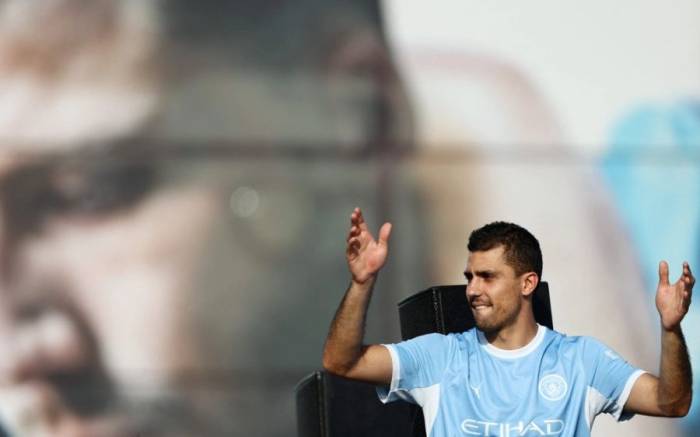 Rodri trong ngày Man City diễu hành ăn mừng chức vô địch Cup FA và Cup Liên đoàn Anh mùa giải 2025-2026 ở Manchester, Anh ngày 25/5/2026. Ảnh: Reuters