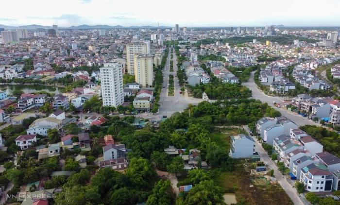 Dự án đường Lê Mao kéo dài. Phần nhà cửa, cây cối rậm rạp là điểm sẽ giải tỏa trong tháng 9 để thực hiện giai đoạn hai. Ảnh: Đức Hùng