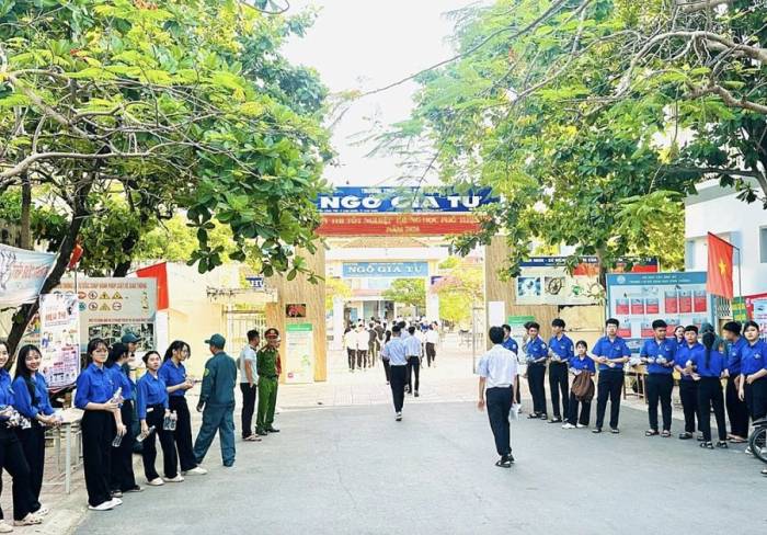 Khu vực cổng trường tại điểm thi THPT Ngô Gia Tự. Ảnh: Công an phường Bắc Cam Ranh