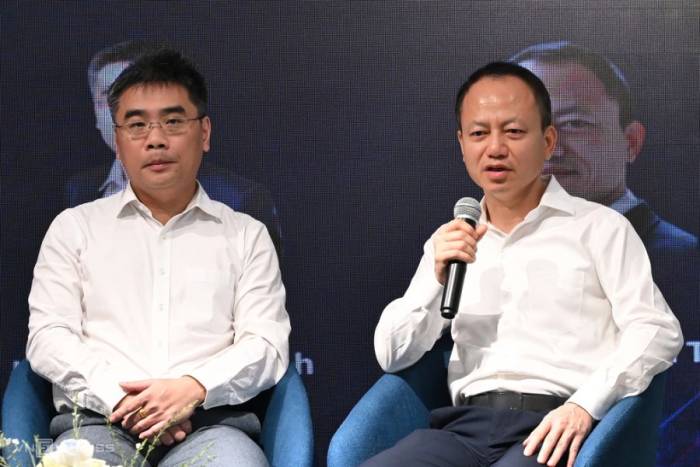 PGS Huỳnh Đăng Chính (trái) và GS.TS Trần Xuân Tú (phải), tại diễn đàn về bán dẫn, sáng 13/8. Ảnh: Trọng Đạt