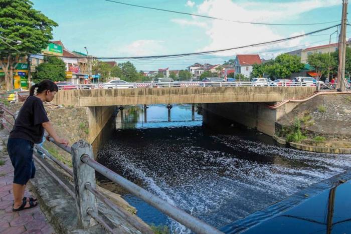 Dòng nước đen ngòm, nổi bọt tại kênh Bắc. Ảnh: Đức Hùng