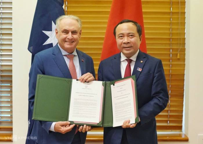 Bộ trưởng Khoa học và Công nghệ Vũ Hải Quân và Bộ trưởng Thương mại và Du lịch Australia Don Farrell trao biên bản ghi nhớ, ngày 11/8. Ảnh: Lưu Quý