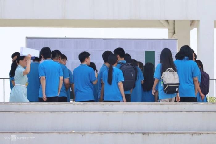 Học sinh trường THPT chuyên Tuyên Quang làm thủ tục thi lại tốt nghiệp THPT 2026, chiều 13/8. Ảnh: Thanh Hằng