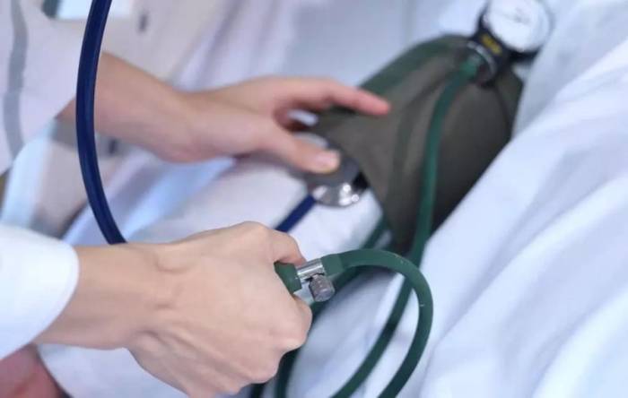 Kiểm tra huyết áp thường xuyên giúp chủ động theo dõi sức khỏe. Ảnh: Bệnh viện Đa khoa Tâm Anh