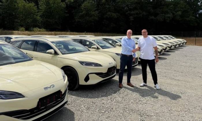 Carsten Schopf, đại diện BYD Đức (trái) và Thorsten Schumacher, CEO Lang Group.