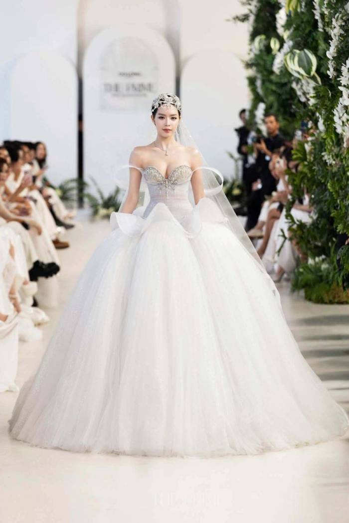 Thanh Thủy gây chú ý ở hậu trường show áo cưới