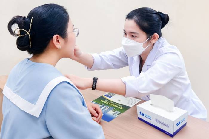 Bác sĩ khám cho một phụ nữ. Ảnh minh họa: Bệnh viện Đa khoa Tâm Anh