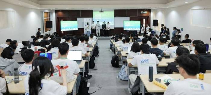 Các đội thi trình bày các ý tưởng của mình, đều bắt đầu từ những vấn đề xã hội rất gần trong đời sống đô thị. Ảnh: BTC