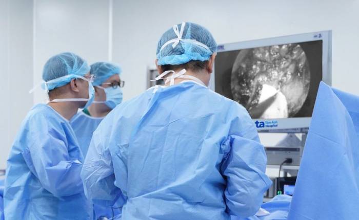 Êkíp bác sĩ phẫu thuật nội soi tán sỏi thận bằng laser cho một người bệnh. Ảnh: Bệnh viện Đa khoa Tâm Anh