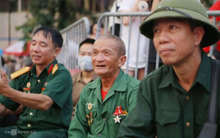 Các cựu chiến binh xem diễu binh mừng 80 năm Quốc khánh tại Ba Đình, Hà Nội, tháng 9/2025. Ảnh: Thanh Hằng