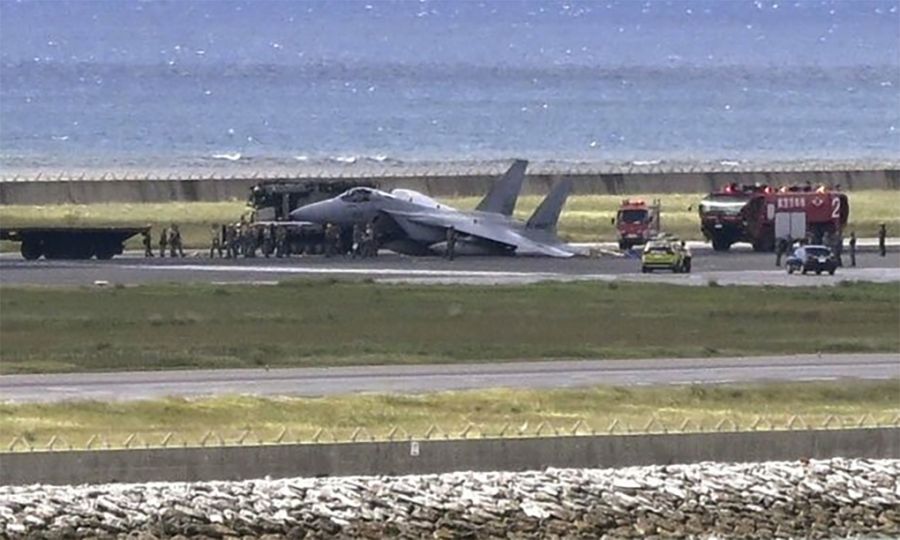 Chiếc F-15J bị sập càng và trượt trên đường băng sau khi đáp xuống sân bay Naha, tỉnh Okinawa, Nhật Bản ngày 18/8. Ảnh: Kyodo