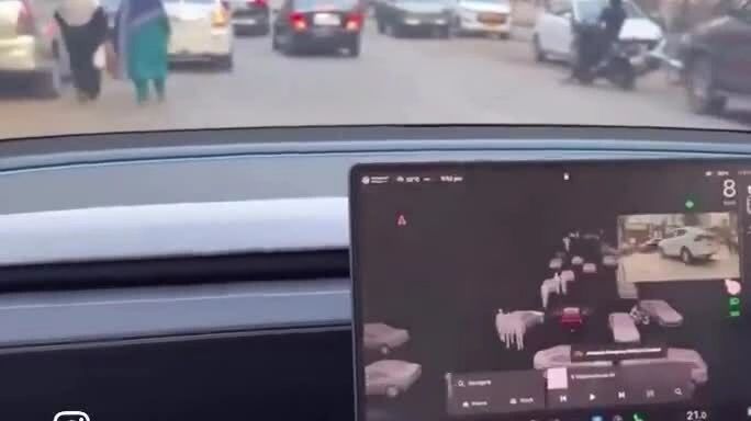 Xe Tesla 'loạn nhịp' vì giao thông ở Ấn Độ