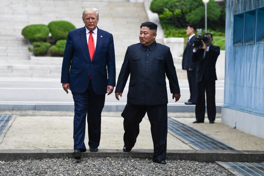 Lãnh đạo Triều Tiên Kim Jong-un và Tổng thống Mỹ Donald Trump tại Khu vực An ninh Chung (JSA) ở Bàn Môn Điếm thuộc Khu Phi quân sự (DMZ) hồi năm 2019. Ảnh: AFP