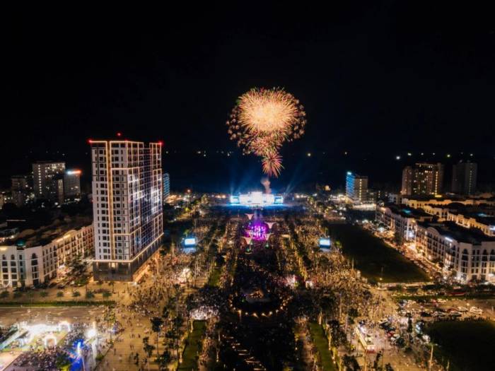 Pháo hoa bắn tại quảng trường biển Sầm Sơn dịp Lễ hội Du lịch biển Sầm Sơn 2026. Ảnh: Ánh Dương