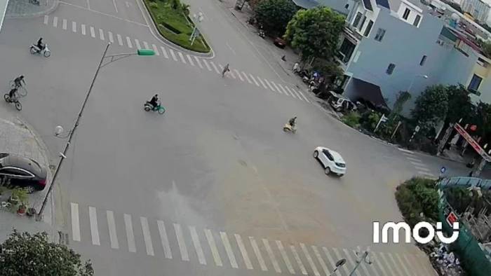 Ôtô đâm bay người đi xe máy tại ngã tư