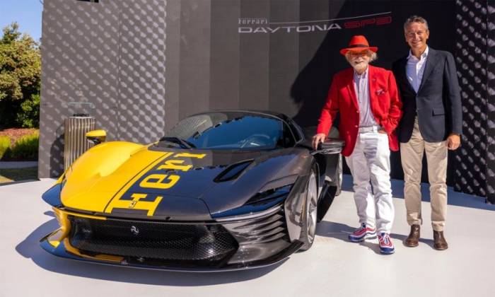 Herbert Wertheim (trái) nhận chiếc Ferrari Daytona SP3 Tailor Made năm 2025. Đứng cùng ông là Phó chủ tịch cấp cao của Ferrari, Enrico Galliera. Ảnh: Ferrari
