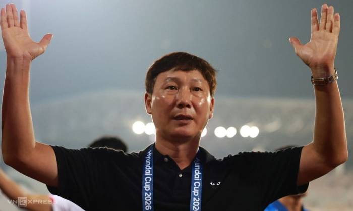 HLV Kim Sang-sik cảm ơn người hâm mộ sau khi cùng Việt Nam thắng Malaysia 2-0 ở lượt đi bán kết ASEAN Cup 2026, tối 16/8 trên sân Kuala Lumpur, Malaysia. Ảnh: Đức Đồng