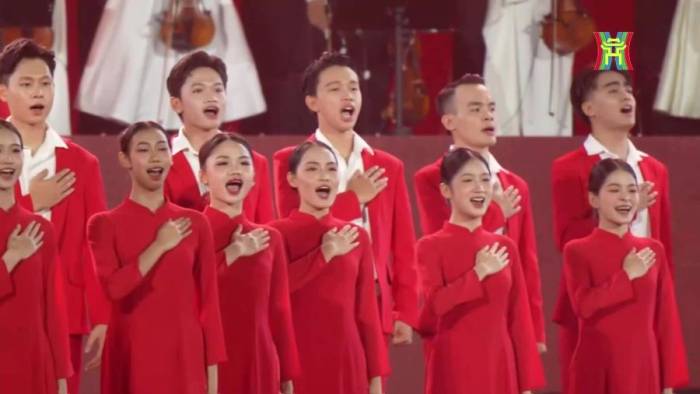 Khán giả hát Quốc ca ở 'concert quốc gia'