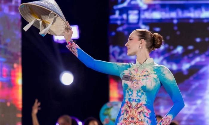 Miss World Brazil diễn áo dài