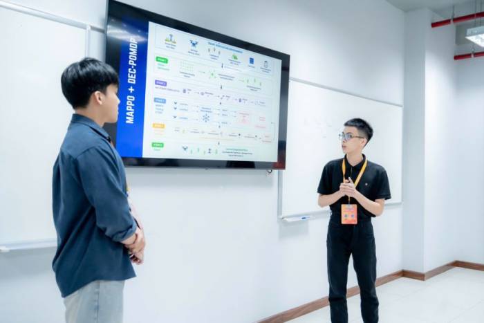 Hoàng Minh và Đức Mạnh trình bày kết quả nghiên cứu tại vòng chung kết cuộc thi ResFes 2026. Ảnh: Khối Giáo dục FPT