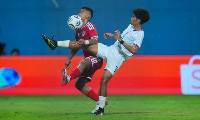 Tiền vệ Thái Lan Kakana Khamyok tranh bóng trong trận thắng Singapore 3-1 ở lượt đi bán kết ASEAN Cup 2026, trên sân Jalan Besar, Singapore ngày 15/8/2026. Ảnh: Changsuek