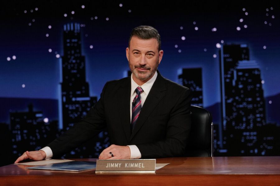 Jimmy Kimmel trong chương trình trò chuyện đêm khuya của đài ABC ngày 23/9. Ảnh: AP