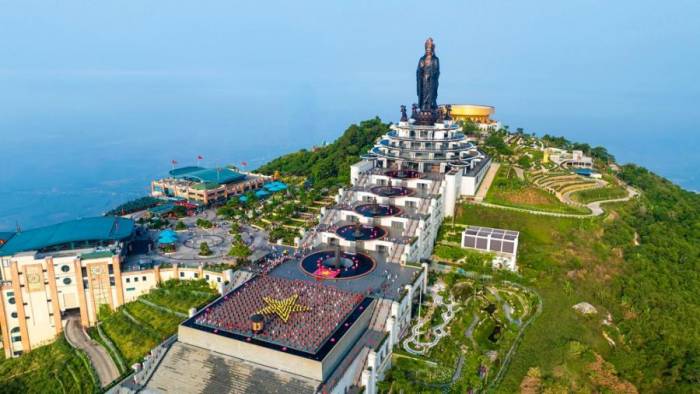 Lễ thượng cờ trên đỉnh núi Bà Đen. Ảnh: Sun Group