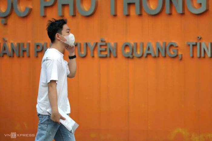 Thí sinh dự thi tại điểm THPT chuyên Tuyên Quang, sáng 14/8. Ảnh: Thanh Hằng