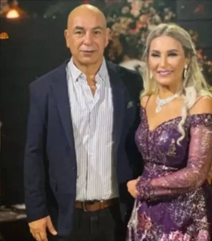 HLV Hossam Hassan cùng vợ đầu Howaida El Gharbawy.