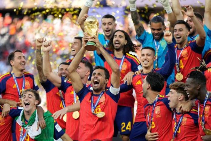 Tiền vệ Rodri nâng cup vô địch World Cup 2026 sau chiến thắng của Tây Ban Nha trước Argentina ở chung kết trên sân MetLife, East Rutherford, bang New Jersey, Mỹ ngày 19/7. Ảnh: AP