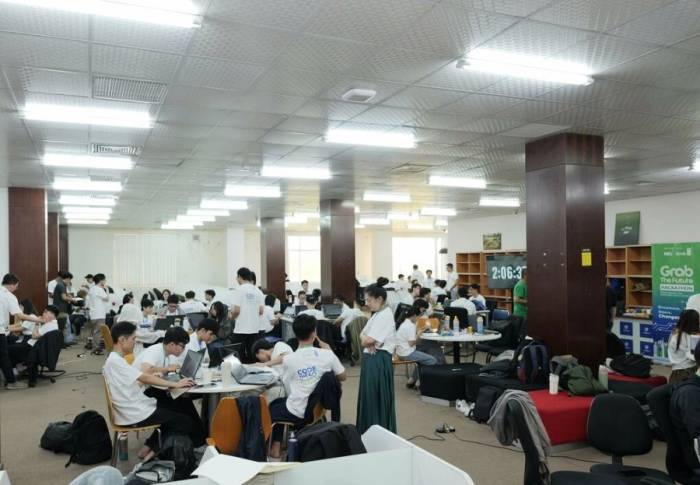 Các đội thi tập trung hoàn thiện giải pháp dưới sự hướng dẫn, đồng hành của các cố vấn. Ảnh: BTC